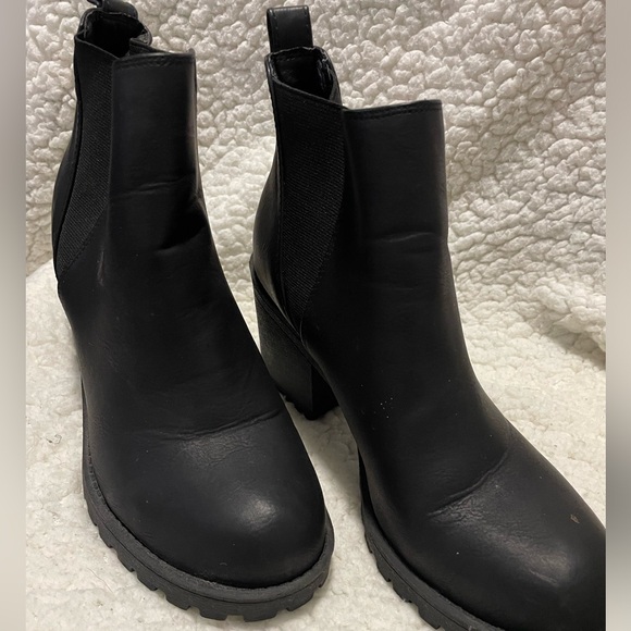 DIRTY LAUNDRY CHELSEA BOOTIES - Picture 4 of 5